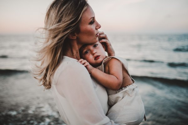 Две девочки у моря