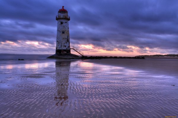 Маяк в море