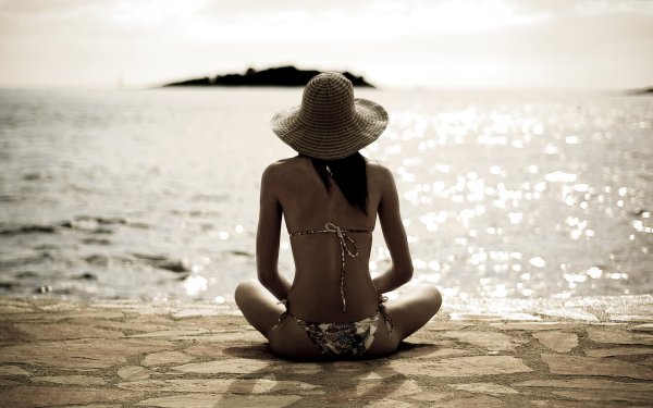 Девушка в шляпе на берегу