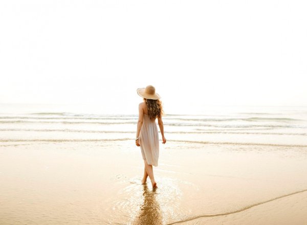 Девушка в шляпе на берегу моря