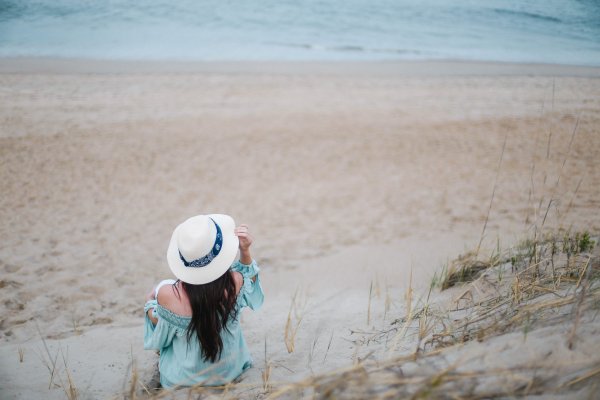 Девушка в шляпе на море