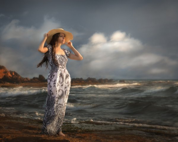 Девушка на берегу моря