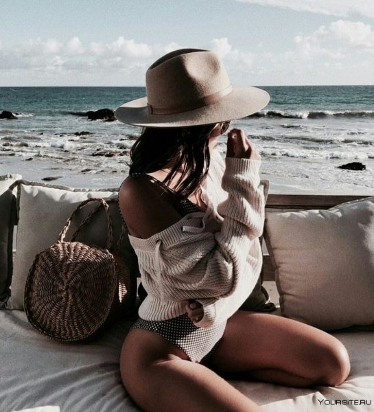 Девушка в шляпе на пляже