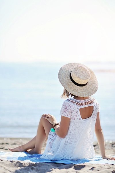 Девочка в шляпке на море