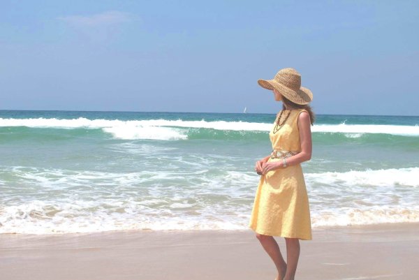 Девушка в шляпе на море