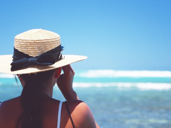 Сидит на берегу моря