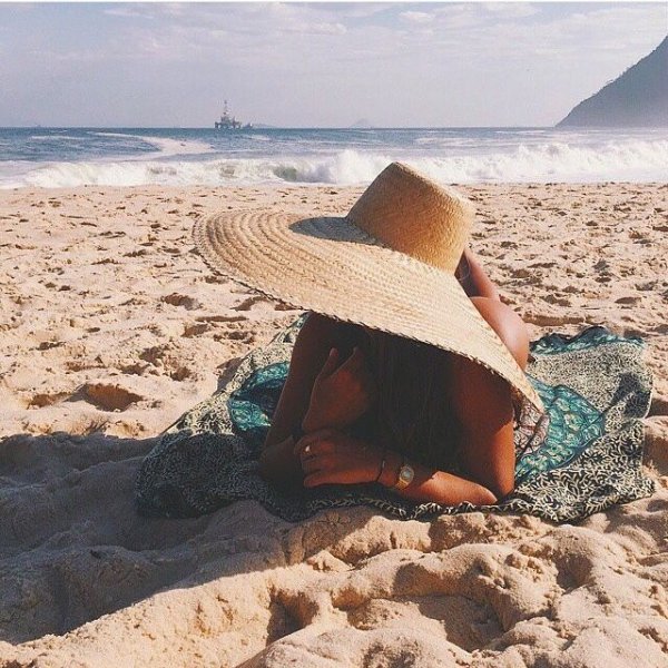 Девушка в шляпе на море