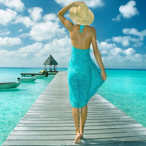 Девушка идет по берегу моря