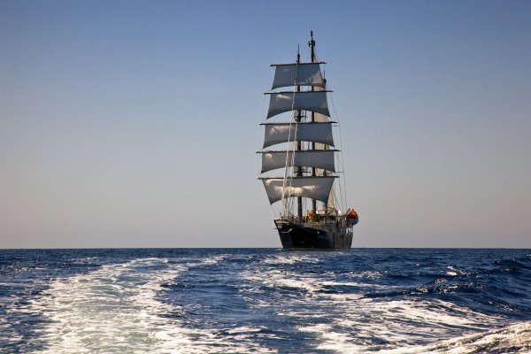 Парусник в море