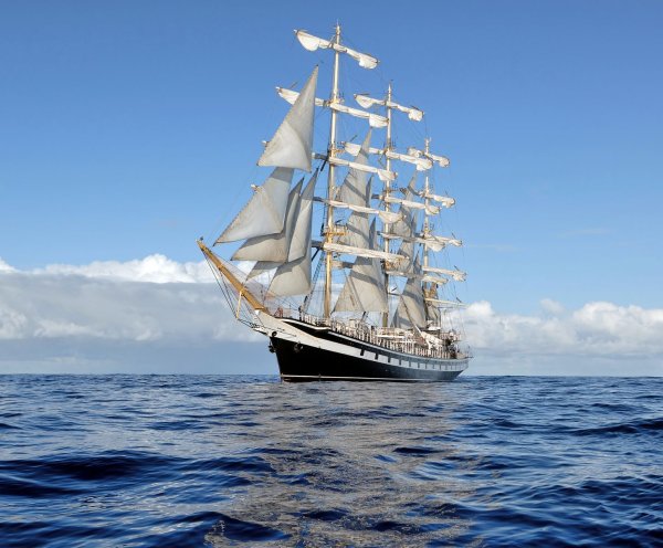 Красивый корабль в море