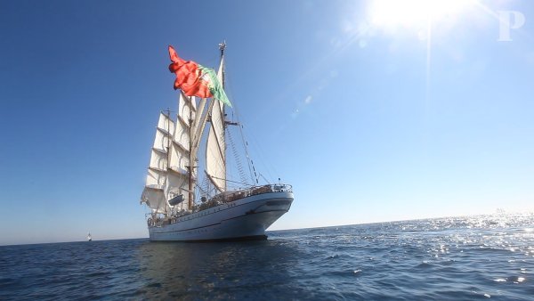 Маяк и парусник в море
