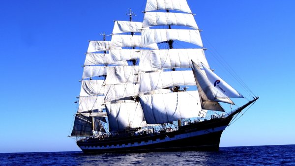 Красивый парусник в море