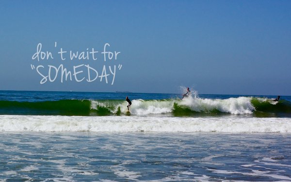 Прыжок в море девушка