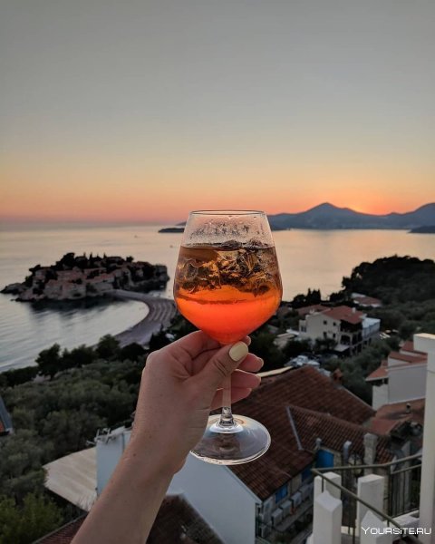 Вино на море вечером