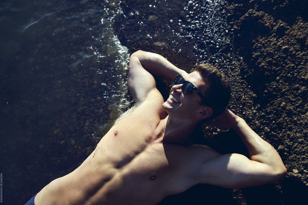 Мужчина и женщина любовь море