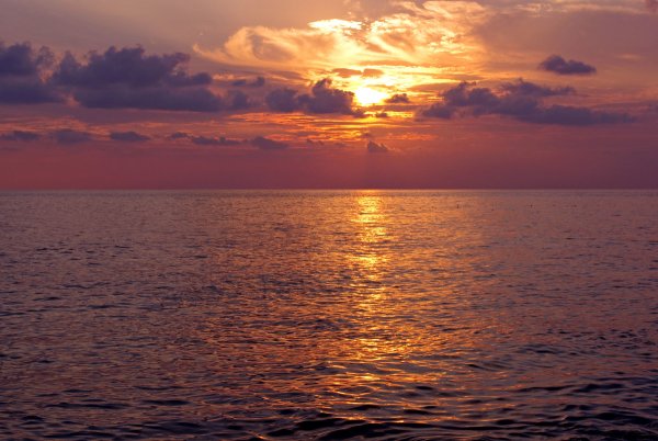 Красивый вид на море вечером