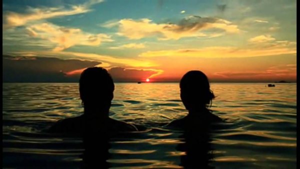 Пара обнимается на закате