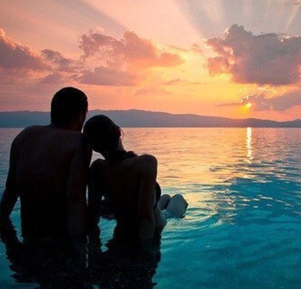 Парень и девушка гуляют по пляжу