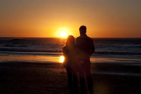 Красивая спортивная пара со спины