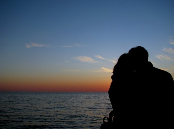 Парень с девушкой на море