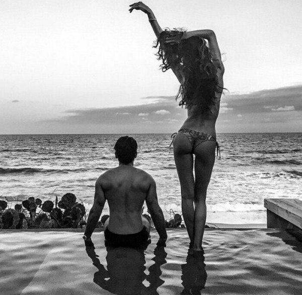 Обнимаю парня на море