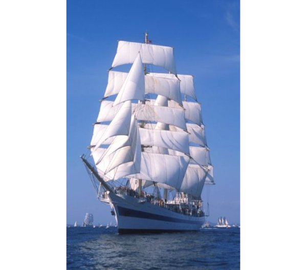 Маленький парусник в море