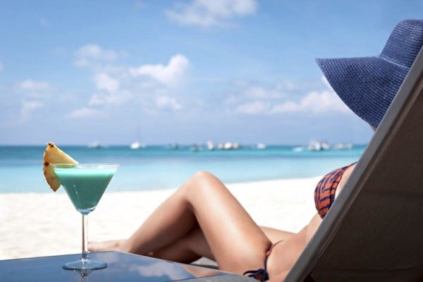 Девушка на шезлонге с коктейлем