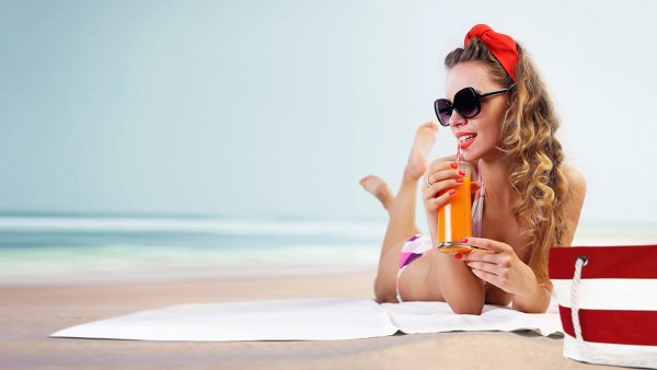 Красивая девушка с коктейлем