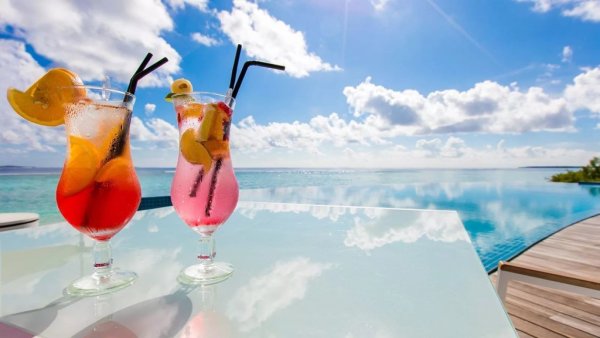 Пляж шезлонг коктейль