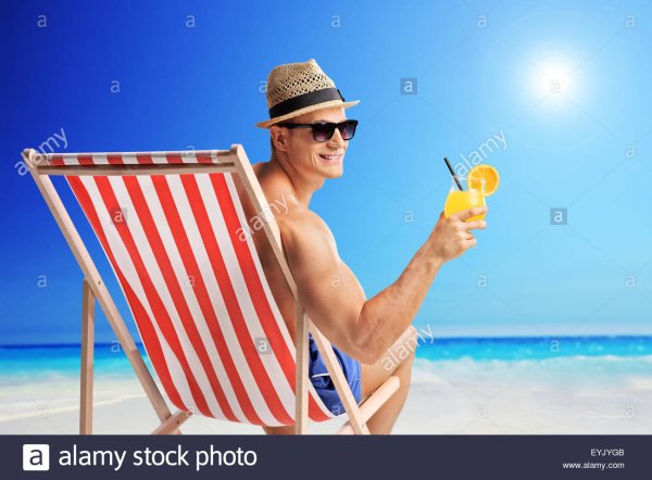 Мужчина на шезлонге