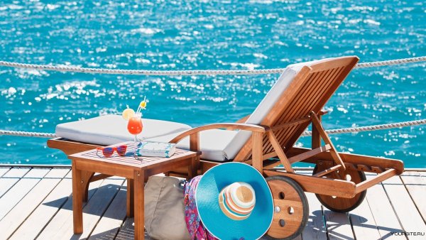 Шляпа на шезлонге