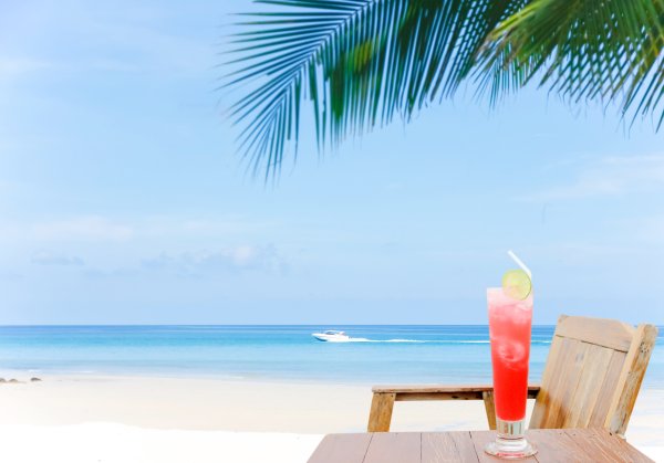 Человек на шезлонге вектор