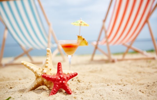 Девушка на шезлонге с коктейлем