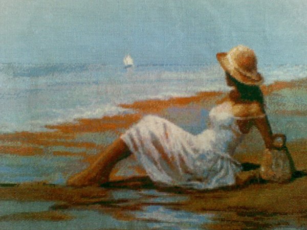 Женщина в шляпе на море