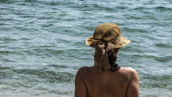 Женщина в шляпе на море