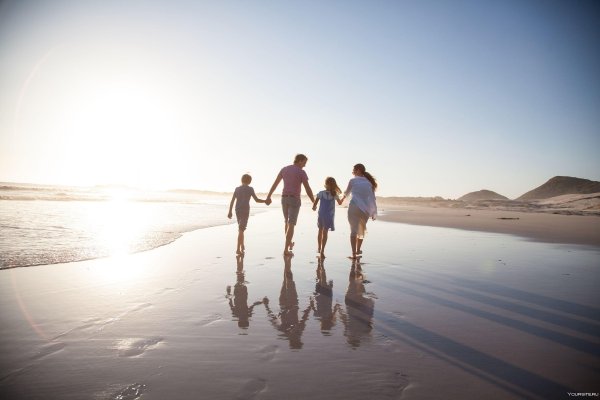 Семья на берегу моря