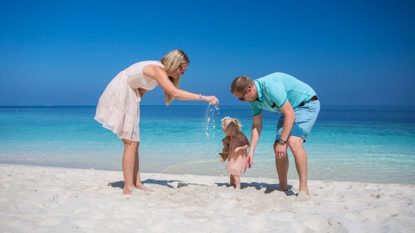 Счастливая семья на море