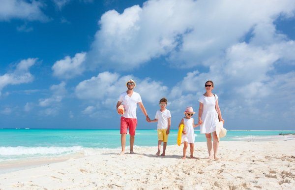 Счастливая семья с дочкой спиной