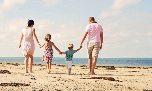 Семья на море