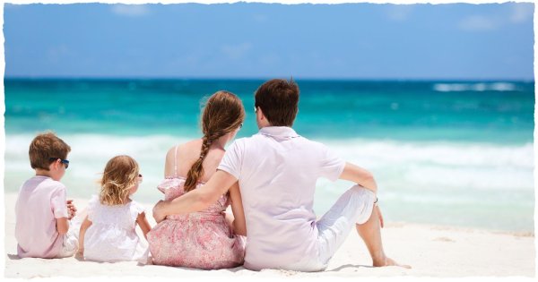 Счастливая семья с детьми на море