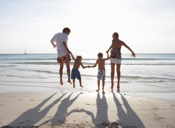 Семья на пляже