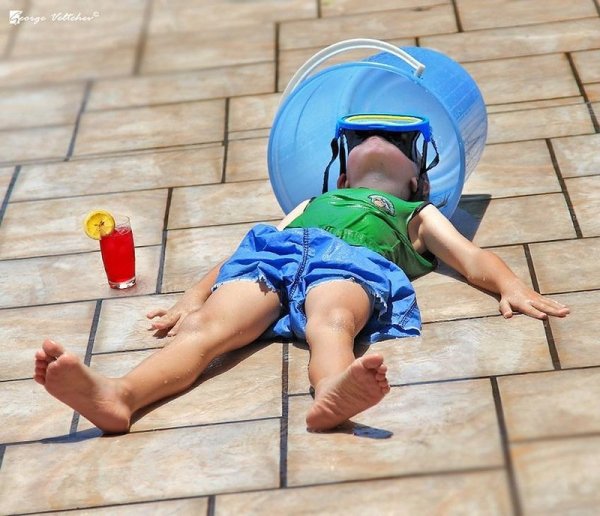 Малыш загорает