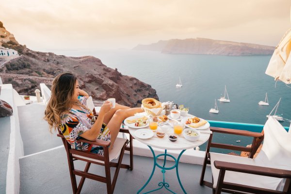 Завтрак на берегу моря девушка