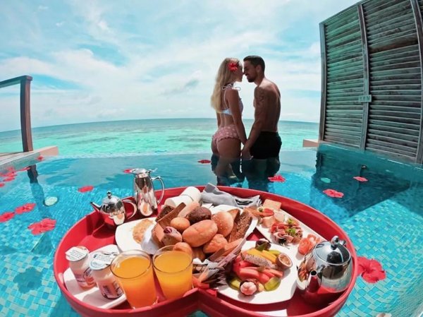 Завтрак в бассейне Мальдивы