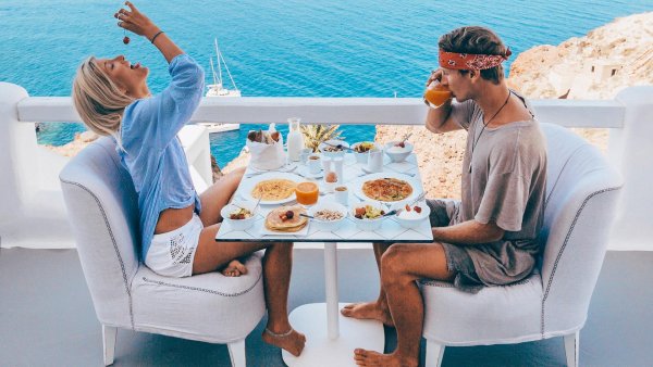 Завтрак пара с видом на море