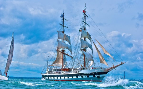 Красивый корабль в море