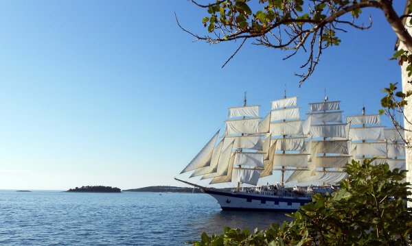 Корабль в море ночью