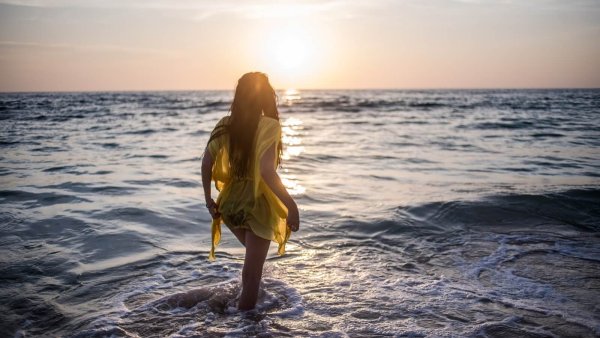 Женщины спиной у моря: подборка картинок