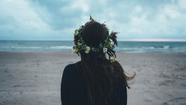 Брюнетка в платье на море