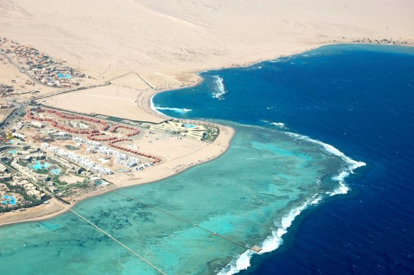 Белый остров красное море